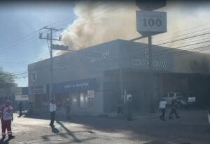 Incendio en comercios del centro de Hermosillo deja un lesionado